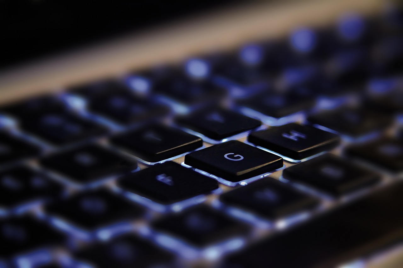 A closeup of a keyboard where only the G is in focus.