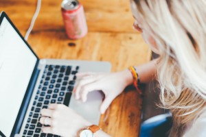 Woman in a café working on her laptop.